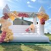 ¡Haz de tu evento una experiencia inolvidable con nuestro hermoso castillo inflable blanco, perfectos para cualquier celebración especial, desde cumpleaños hasta fiestas temáticas, estos atractivos inflables añadirán un toque mágico y elegante a tu ocasión. Crea recuerdos inolvidables mientras los niños se divierten en un entorno seguro y encantador. Contáctanos hoy para reservar y transforma tu evento en una fiesta de ensueño. ¡No te lo pierdas!