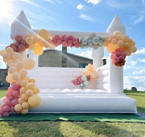 ¡Haz de tu evento una experiencia inolvidable con nuestro hermoso castillo inflable blanco, perfectos para cualquier celebración especial, desde cumpleaños hasta fiestas temáticas, estos atractivos inflables añadirán un toque mágico y elegante a tu ocasión. Crea recuerdos inolvidables mientras los niños se divierten en un entorno seguro y encantador. Contáctanos hoy para reservar y transforma tu evento en una fiesta de ensueño. ¡No te lo pierdas!