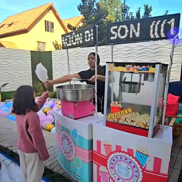 Haz de tu evento una experiencia dulce e inolvidable con nuestros stands de cabritas y algodón de azúcar! 🎉🍿🍭 Sorprende a tus invitados con el delicioso aroma de las cabritas recién hechas y la magia del algodón de azúcar en tu fiesta. Nuestros stands, equipados con lo último en tecnología y diseño, garantizan una experiencia única y divertida para todas las edades. ¿Por qué elegirnos? - **Cabritas crujientes y frescas**: La perfecta combinación de sabor y textura. - **Algodón de azúcar de ensueño**: Dulce y esponjoso en colores vibrantes. - **Diseños encantadores**: Nuestros stands son atractivos y temáticos, ideales para cualquier celebración. - **Servicio profesional**: Nos encargamos de todo, desde la instalación hasta la atención personalizada a tus invitados. ¡No esperes más! Contáctanos hoy y asegura la diversión en tu próximo evento. 📲 WhatsApp: +569 8169 6618 🌐 Instagram: @rentaparty.cl 💌 Sitio web: rentaparty.cl Consumo ilimitado para 60 personas 3 horas de servicio ¡Tu evento será recordado por su dulzura! No incluye Traslado